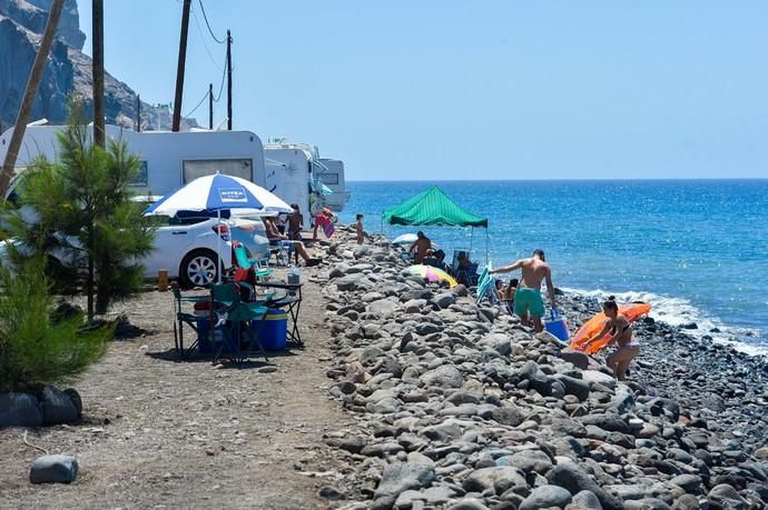 29-08-2020 MOGÁN. Coches aparacados en el barranco junto a la playa de Tasarte y usuarios. Fotógrafo: ANDRES CRUZ  | 29/08/2020 | Fotógrafo: Andrés Cruz