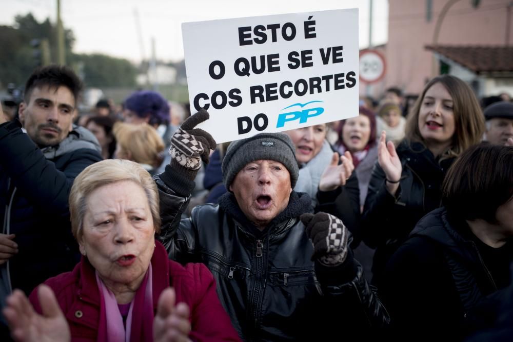 Nueva concentración en el municipio ourensano en protesta por el cierre del paritorio.