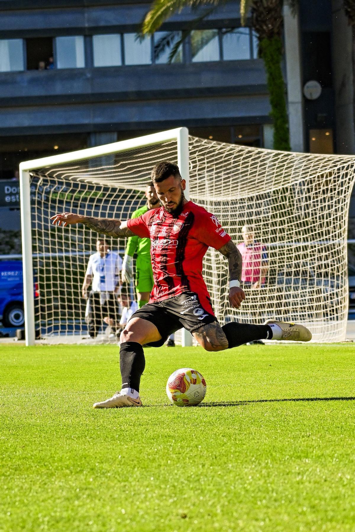 Ivan Vela, jugador del Salerm Puente Genil, realiza un disparo en el encuentro ante el Xerez CD.