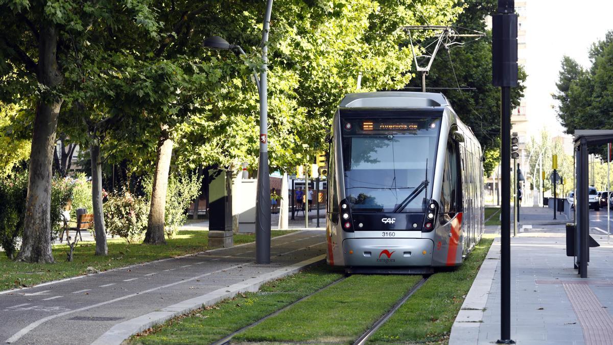 Los usuarios del tranvía de Zaragoza puntúan el servicio con un notable alto.