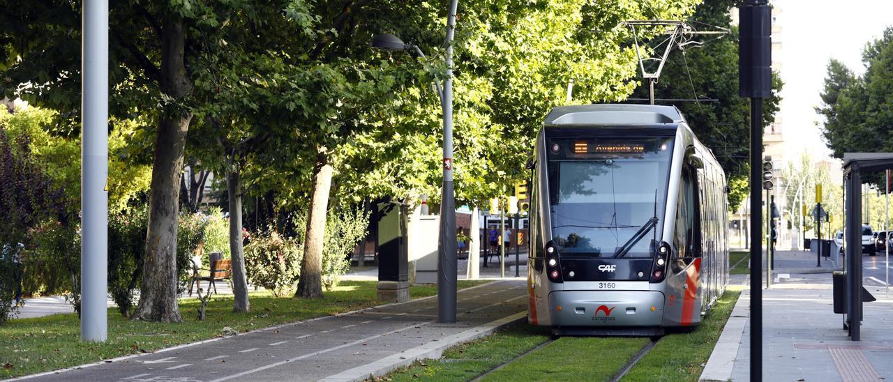 El tranvía de Zaragoza a su paso por el barrio del Actur.