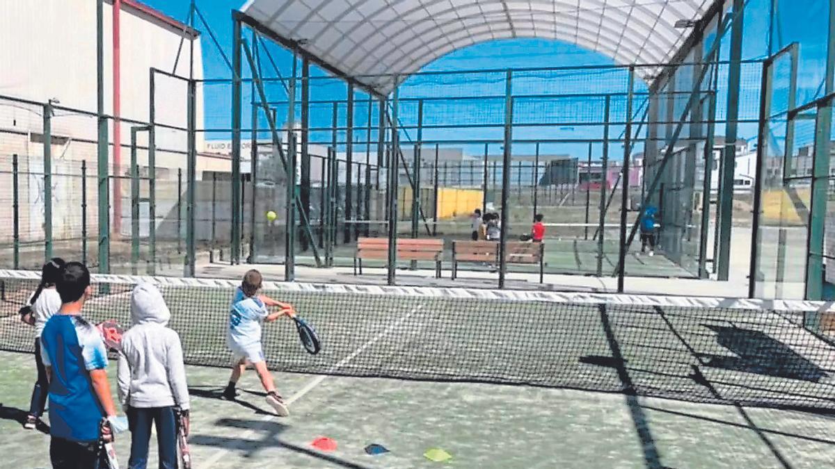 Mainada en el casal d’estiu a les pistes de pàdel del Pont del Príncep.