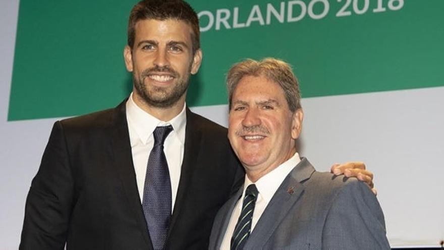 Piqué y el presidente de la ITF