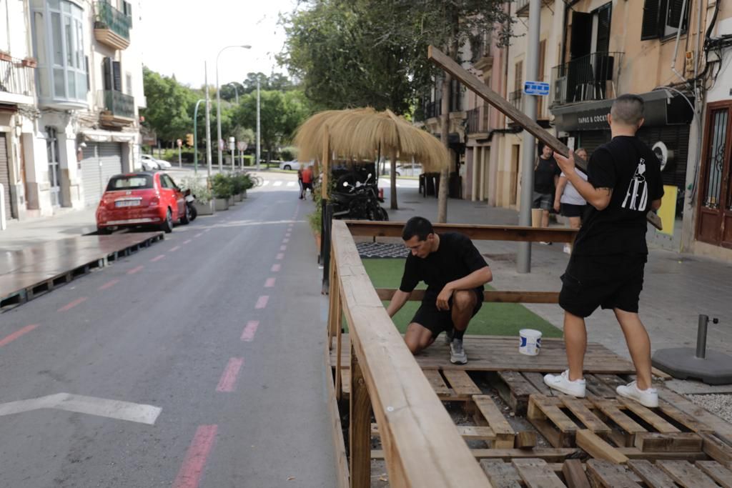 Comienzan a desmontar las terrazas en plazas de aparcamientos en Palma