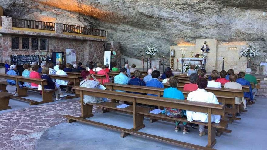 Asistentes a la novena de la Virgen de La Cueva, ayer, durante el rosario.