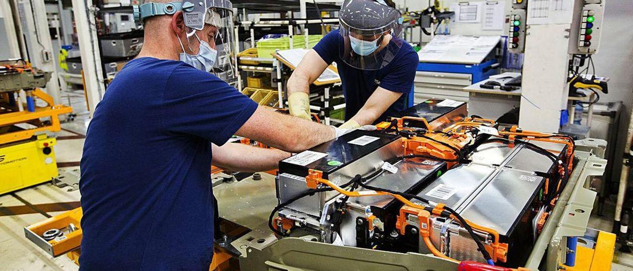 Dos operarios de PSA ensamblan varias celdas de ion-litio en el taller de baterías de Balaídos.