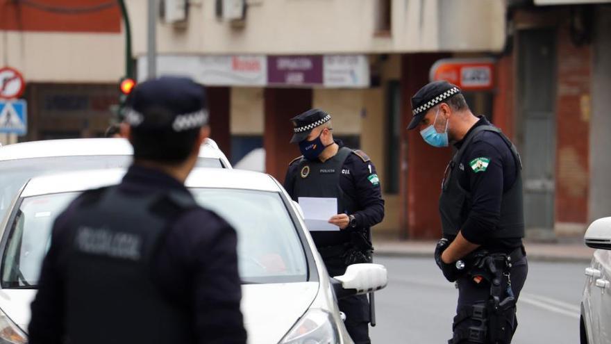 Agentes de la policía local controlan los desplazamientos en coche.