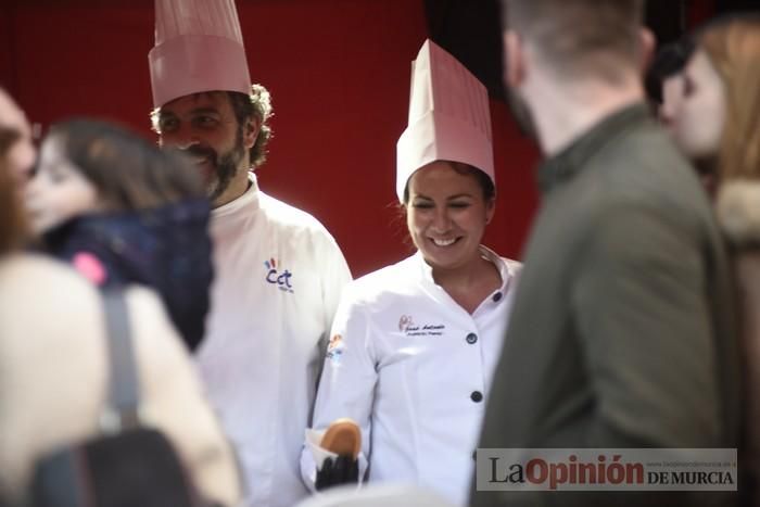 Degustación de monas y chocolate en la Plaza del Romea