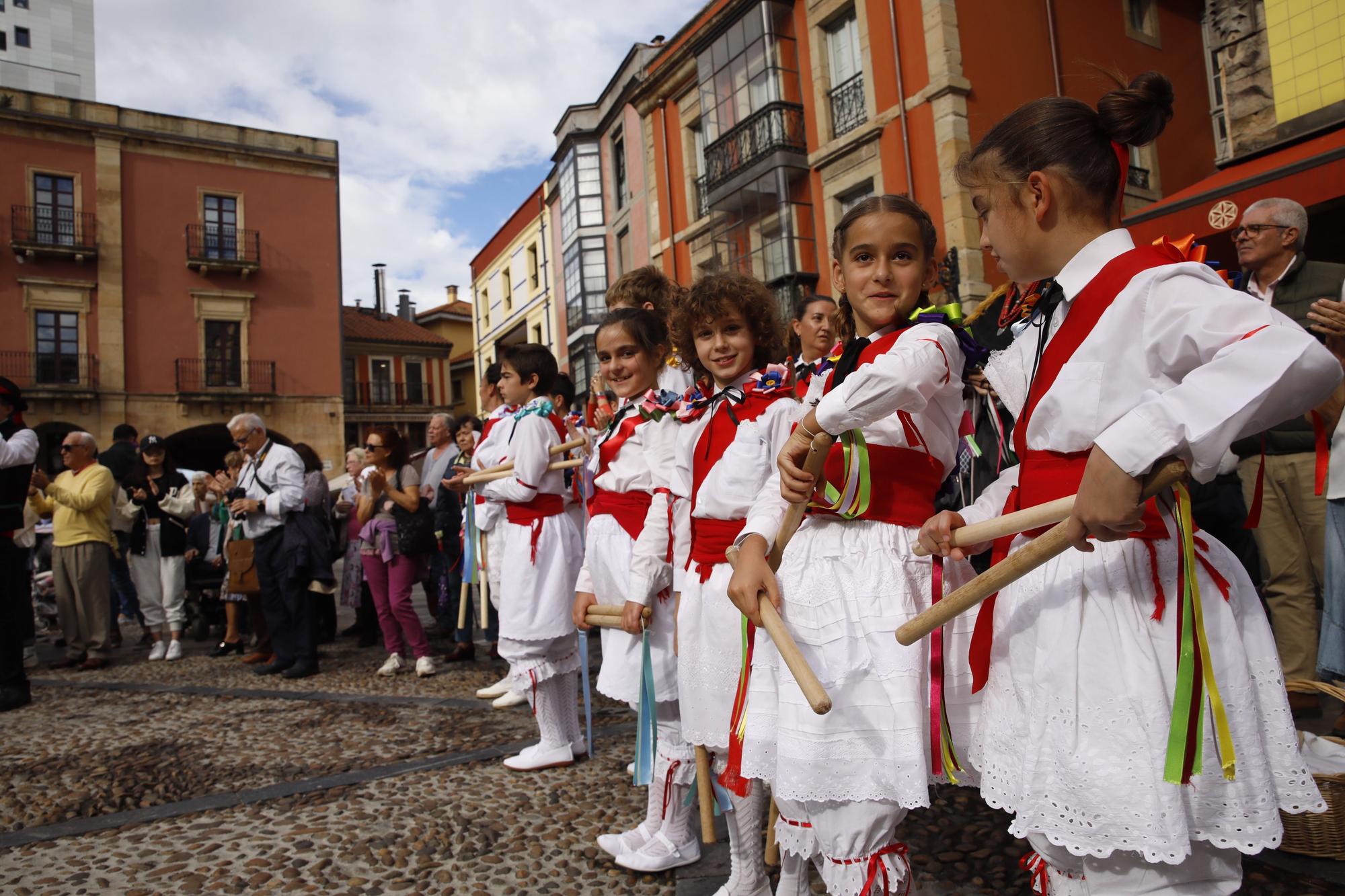 En imágenes: Gijón celebra el Día de León con bailes y el desfile de pendones