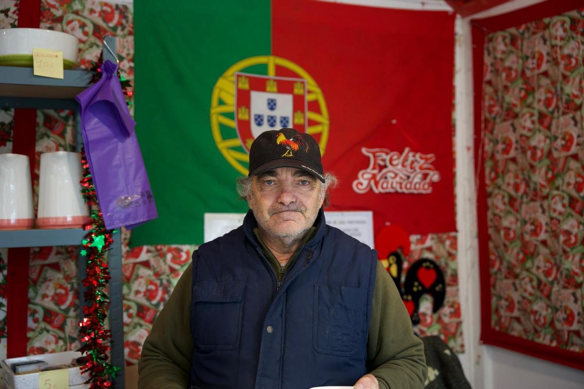 José Dos Santos Vida Bernardo vende loza portuguesa en el mercado navideño desde hace 15 años.