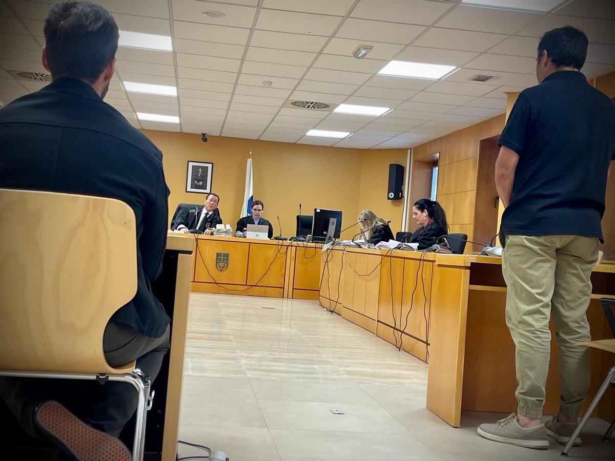 El hermano del acusado (de pie), que también es entrenador de tenis, este martes en la Audiencia Provincial.