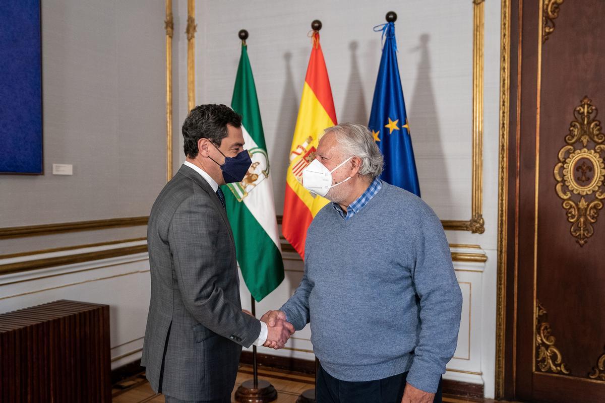 El presidente de la Junta de Andalucía, Juanma Moreno, y el presidente de la FOAM (Federación de Organizaciones Andaluzas de Mayores), Martín Durán