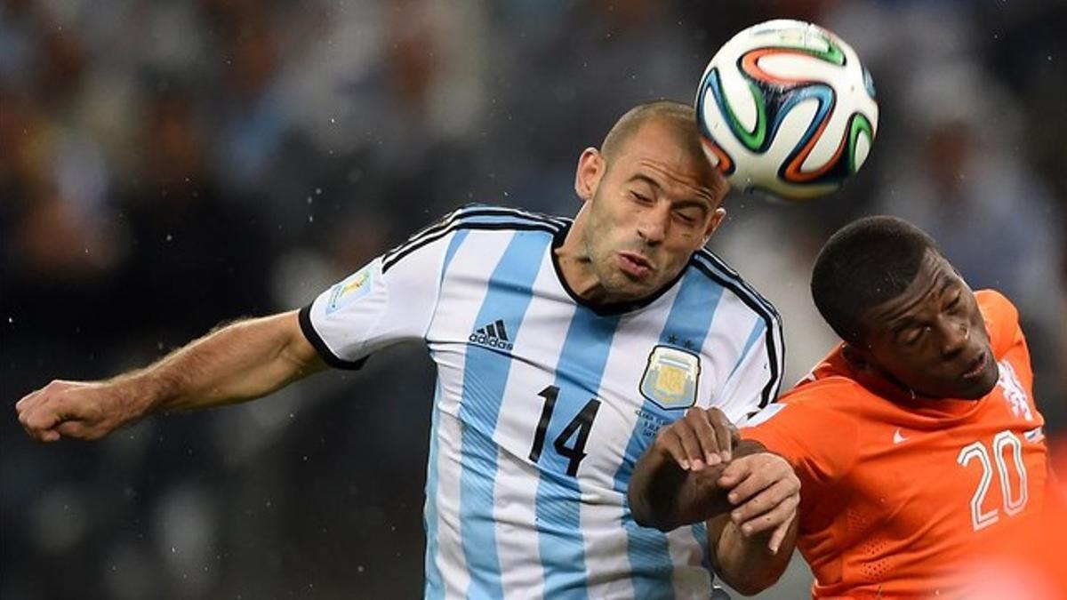 Mascherano salta con el holandés Wijnaldum.