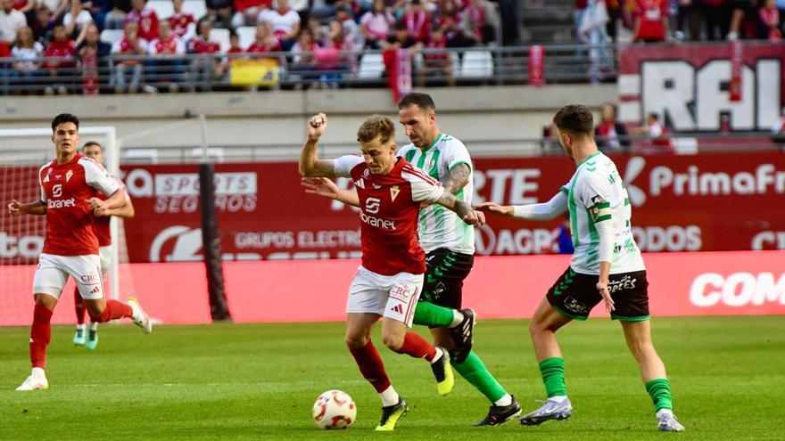 Una jugada del partido entre el Real Murcia y el Antequera