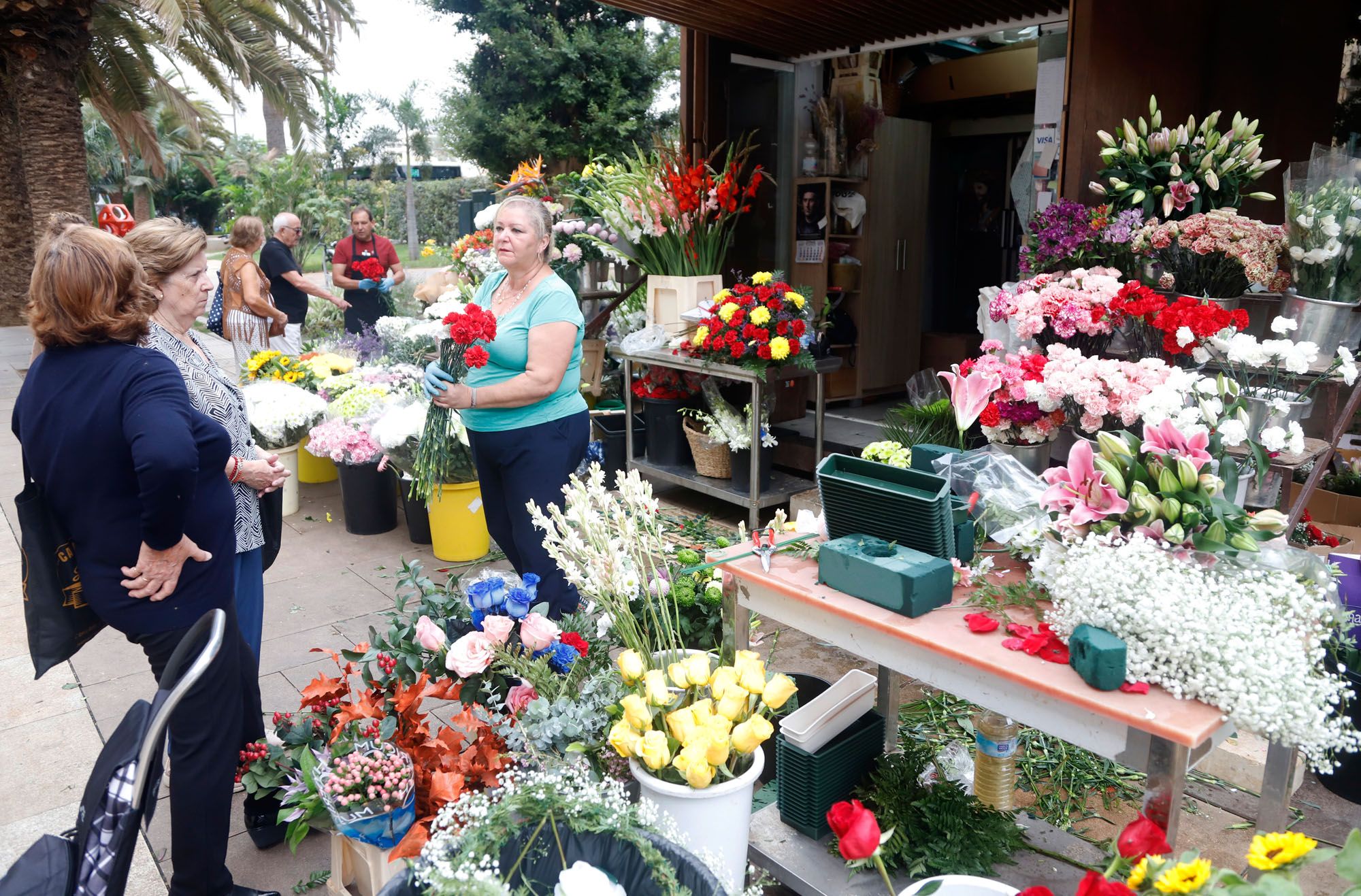 Venta de flores en Málaga de cara al 1 de noviembre, Día de Todos los Santos