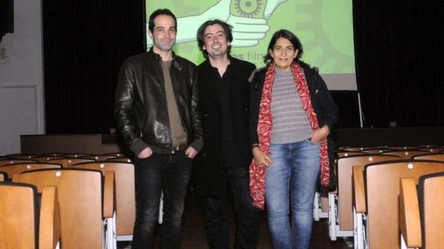 Luis Miguel Rosales, en el centro, con los ganadores del certamen audiovisual 2015. // Noé Parga
