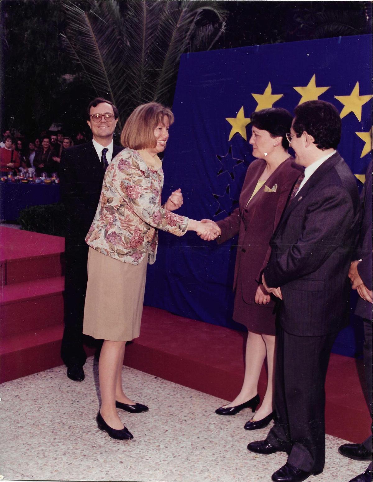 De izda. a dcha.: Antonio Mira-Perceval, entonces presidente de la Diputación de Alicante; Carmen Ayela, cónsul honorario de Luxemburgo en la Comunidad Valenciana y la de Murcia, saluda a Matilde Fernández, ministra de Asuntos Sociales del Gobierno español, y Ángel Luna, alcalde de Alicante, en un acto europeo, 1993.