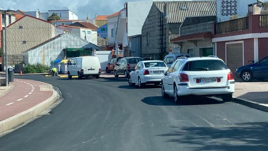 Las obras de asfaltado de la carretera que discurre paralela al paseo marítimo que une Terra de Porto con Lordelo, en el Concello de O Grove, parecen haber terminado, aunque no sea oficialmente. De ahí que los vehículos ya circulen por ese concurrido trazado y estacionen en su entorno. Y eso a pesar de que todavía queda pendiente la señalización horizontal. Esto obliga a extremar las precauciones al volante, ya que se habilitaron pasos de peatones sobreelevados que están sin marcar, lo cual puede provocar algún accidente o contratiempo.