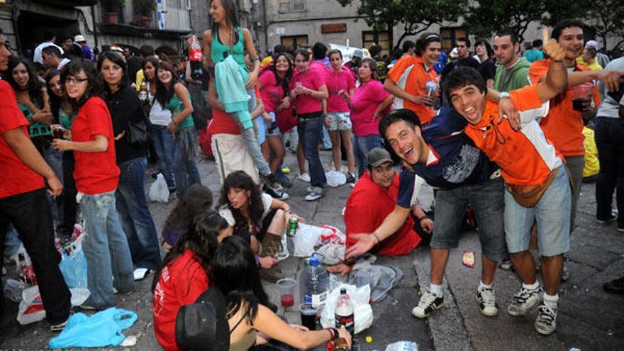 La Policía Local retoma la vigilancia de  la ordenanza antibotellón tras dos fines de semana de excepción por las peñas