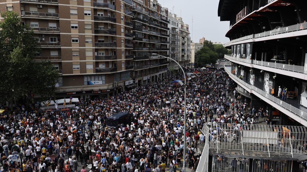 Aficionados del Valencia CF en los aledaños de Mestalla.