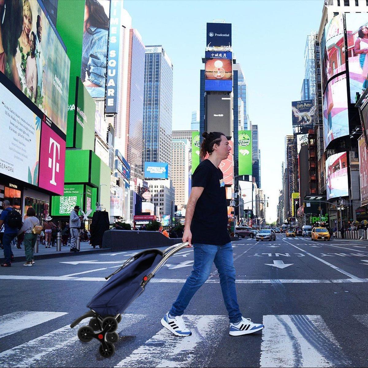 Un modelo con el carro de Rolser en Times Square, Nueva York.