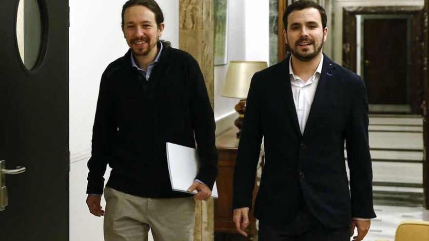 Pablo Iglesias y Alberto Garzón, ayer, en el Congreso de los Diputados. // Reuters