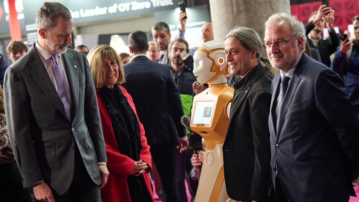 El Rey junto al robot Ari en la inauguración del IOT Solutions World Congress, que se celebra dentro del ISE.