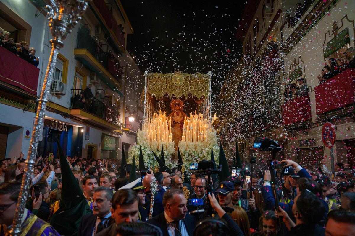 Salida de la Esperanza de Triana.