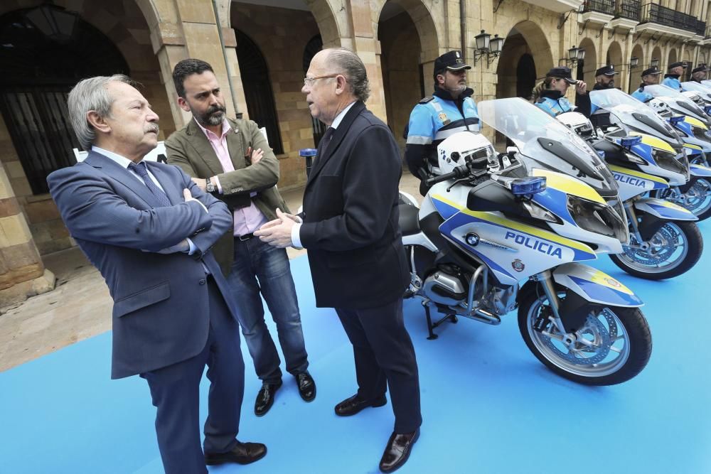 Presentación de las nuevas motos de la Policía Local de Oviedo.