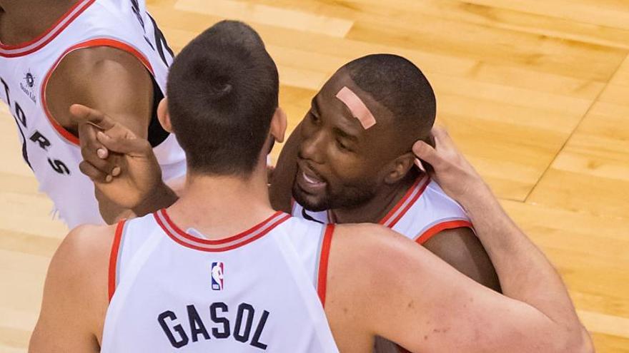 Marc Gasol habla con su compañero Serge Ibaka.