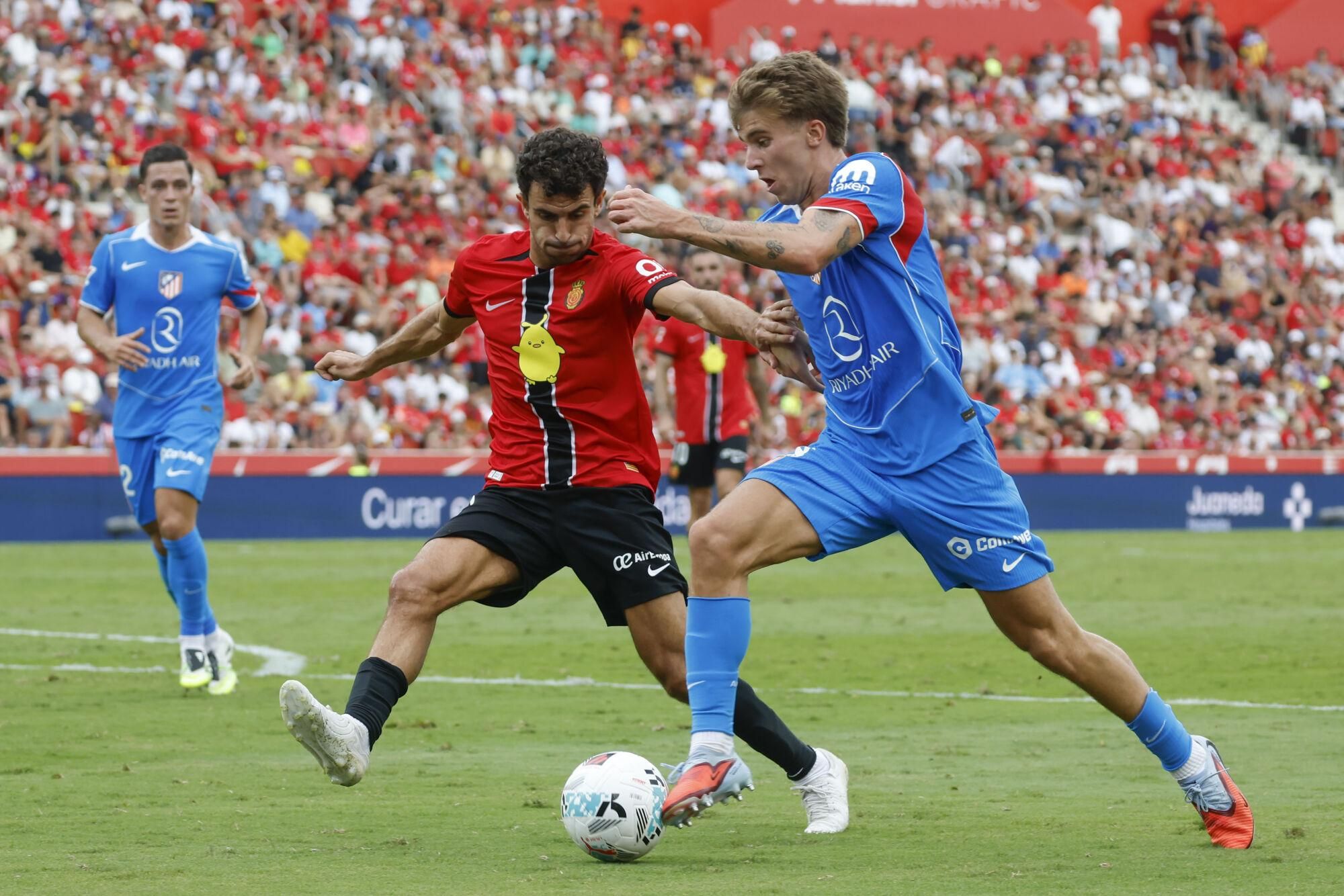 PALMA DE MALLORCA, 21/09/2025.- El defensa del Mallorca Mateu Morey pelea un balón ante centrocampista del Atlético de Madrid Pablo Barrios (d) en acción este domingo, durante el partido de la jornada 5 de LaLiga EA SPorts, entre el Real Mallorca y el Atlético de Madrid, que se disputa en el estadio de Son Moix de Palma de Mallorca. EFE/ CATI CLADERA