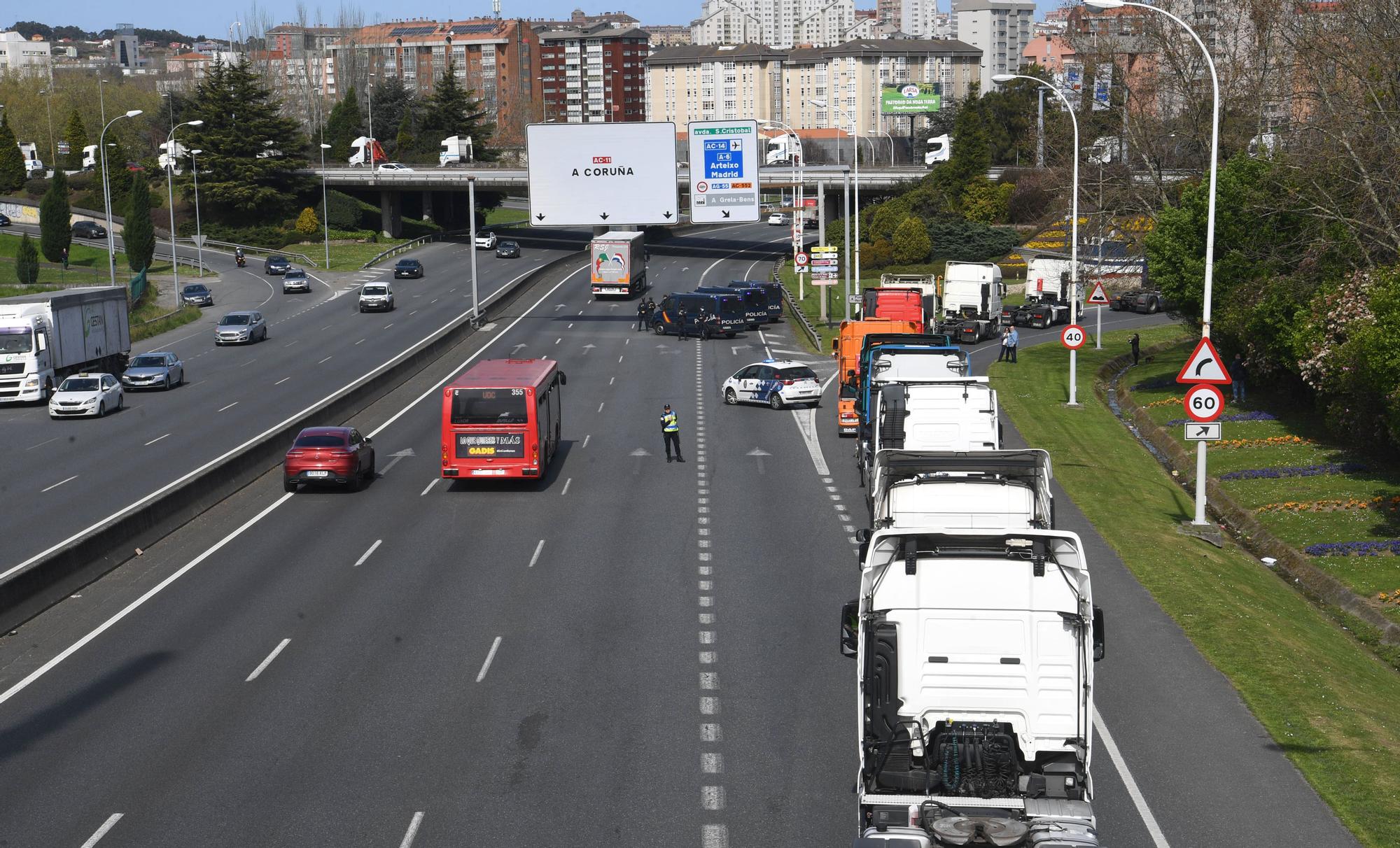 Una caravana de 200 vehículos protesta en A Coruña en el octavo día de huelga