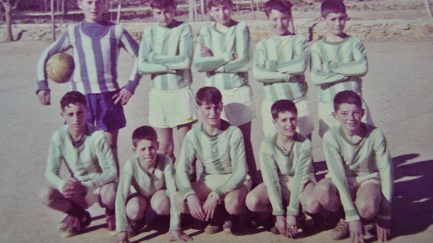 José Antonio, primero por la derecha de pie, con el equipo de fútbol del colegio Curros Enríquez.