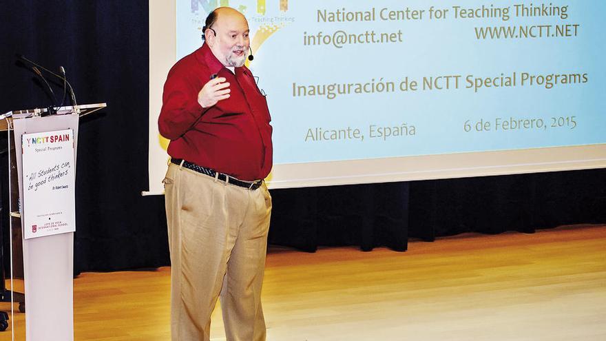 El doctor Robert Swartz, durante una conferencia sobre enseñanza.  // FdV