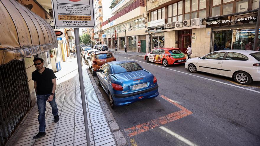 Plaza en zona naranja en la calle Pablo Iglesias, donde quieren aparcar vecinos del Centro Tradicional