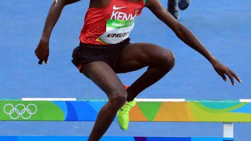 Kipruto en la disputa de la prueba de 3000 obstáculos.