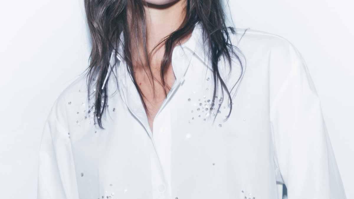 Camisa blanca con detalles joya de Zara
