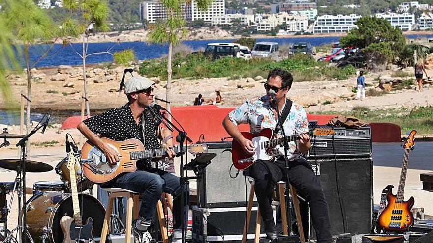 Los músicos Chino Swingslide y César Crespo durante el concierto de ayer en el Soul Food Fest. 