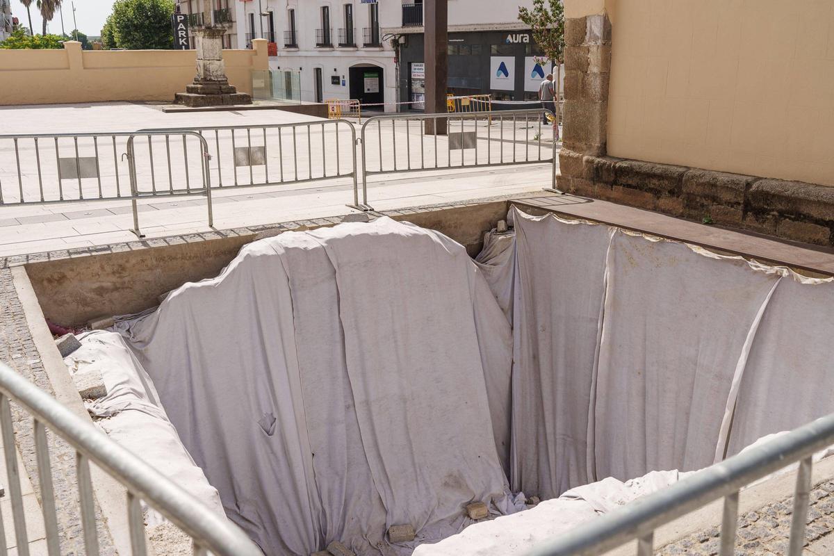 Restos arqueológicos pendientes de integración en la plaza de Santa Eulalia de Mérida.