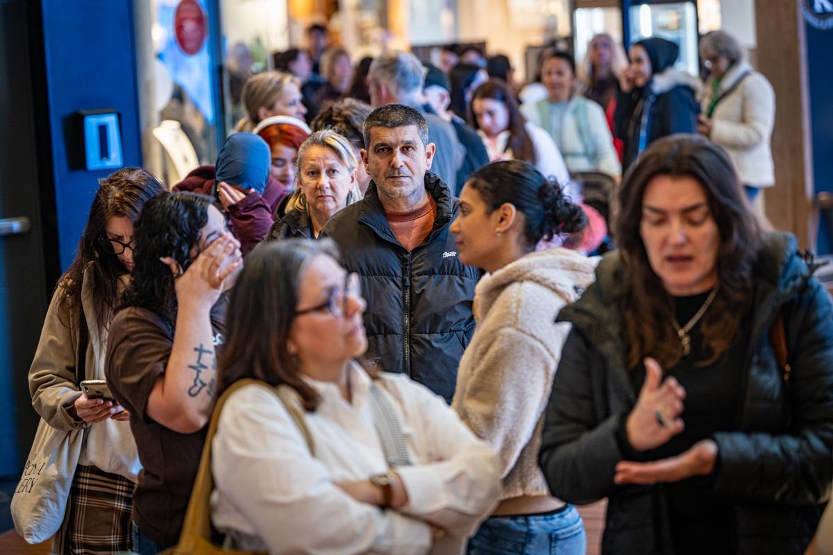 Furor y ofertas en el estreno de la primera tienda en Barcelona del outlet de grandes marcas TK-Maxx