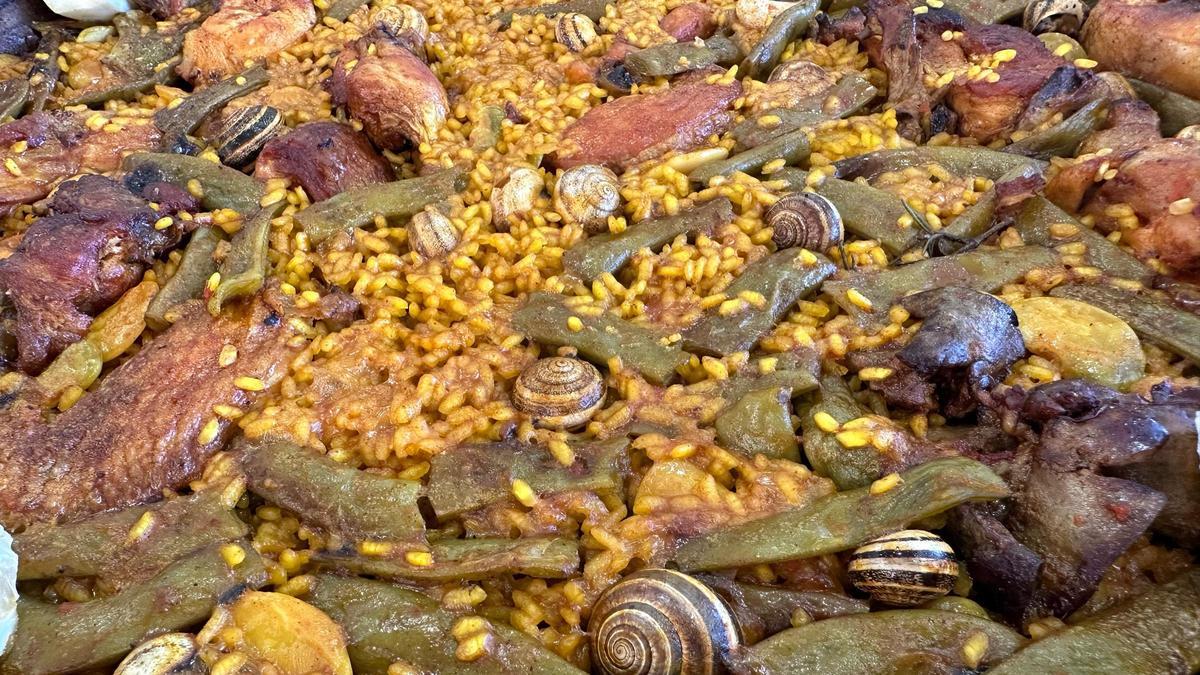 Paella valenciana cocinada en La garrofera
