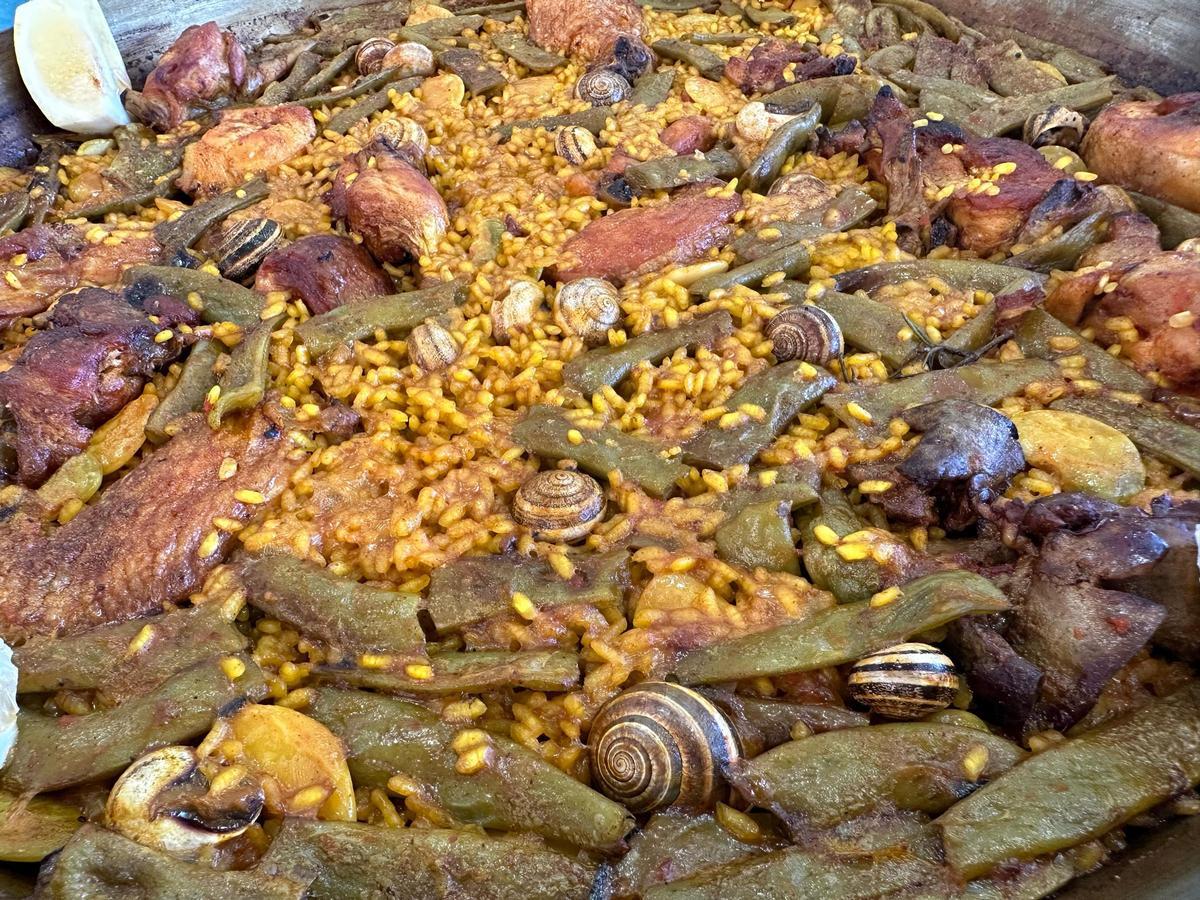 Paella valenciana cocinada en La garrofera
