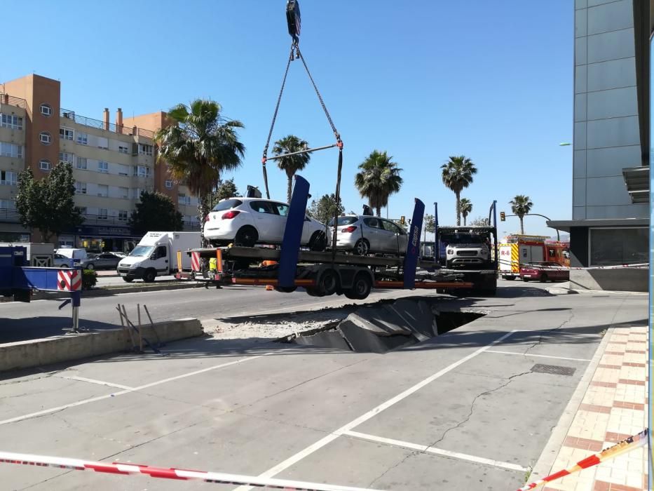 Un trailer cargado de coches del concesionario de Opel ocasionó un boquete en la calzada y tuvo que ser rescatado por una grúa de grandes dimensiones