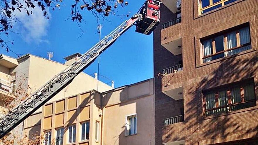 Retiran un alero a punto de caer en Palma