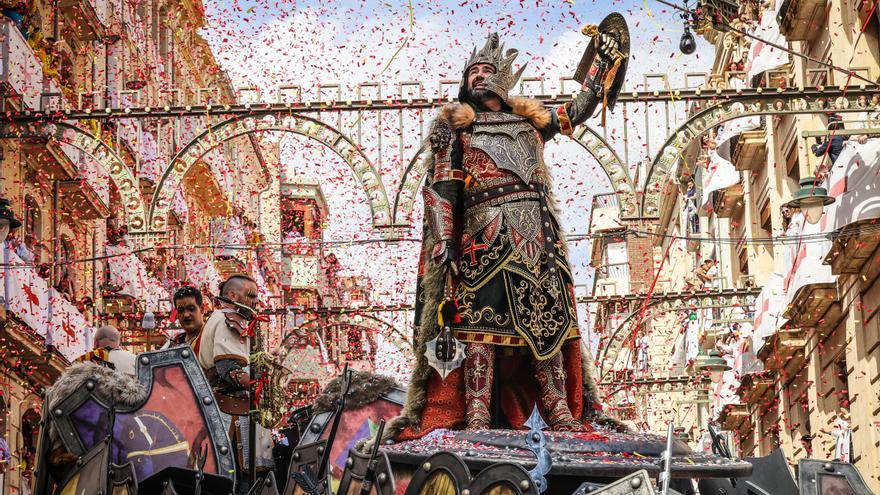 La Entrada Cristiana de Alcoy hace vibrar a un público entregado