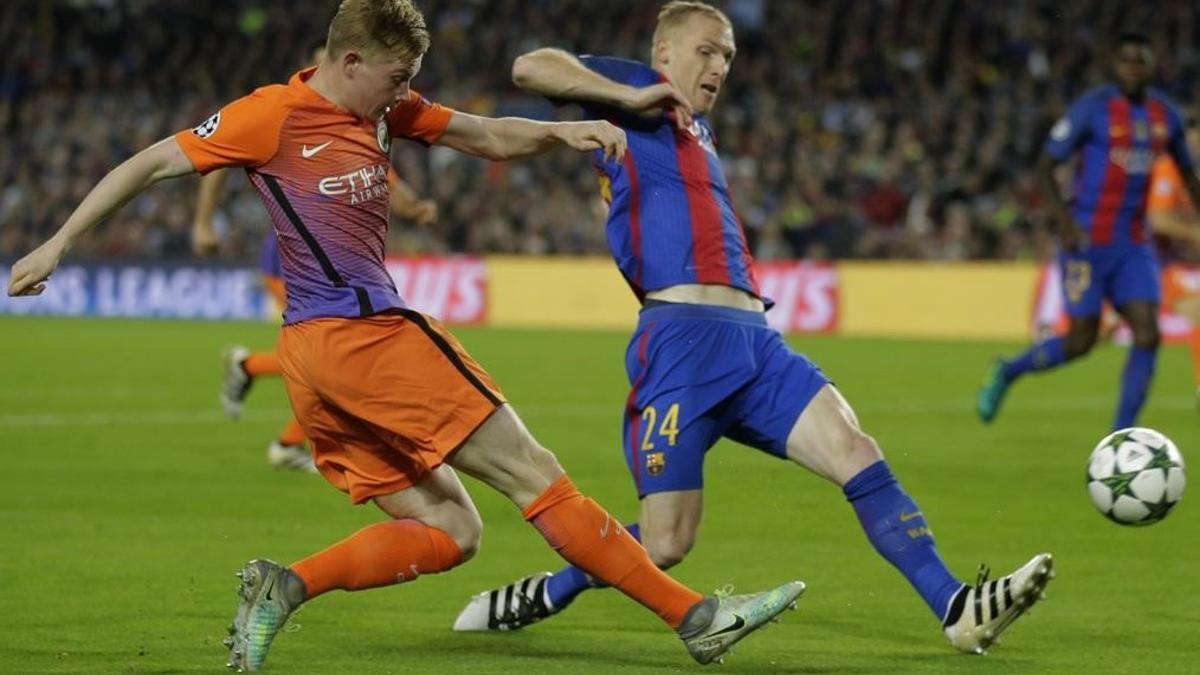 Mathieu intenta interceptar un centro de De Bruyne en el Barça-Manchester City de la Champions.