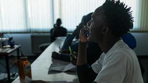 Migrantes acogidos en un centro de Accem en Sanxenxo (Pontevedra) durante una clase de español.