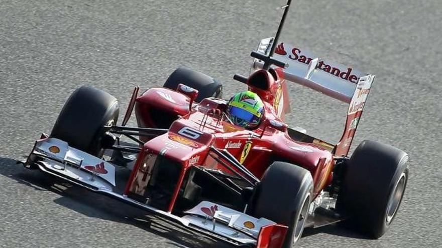 El brasileño Felipe Massa, rodando ayer con su Ferrari en Montmeló. | efe