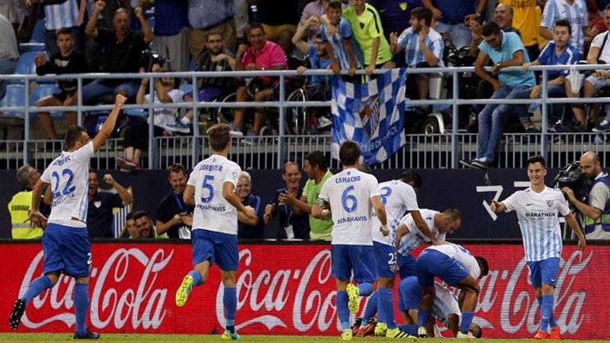 Los jugadores del Málaga CF celebran el tanto de la victoria.