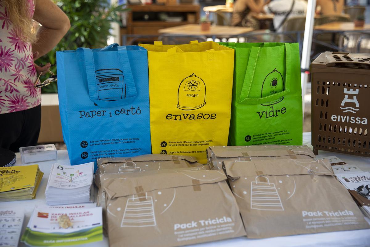 Un estand para concienciar sobre el reciclaje y sensibilización ambiental